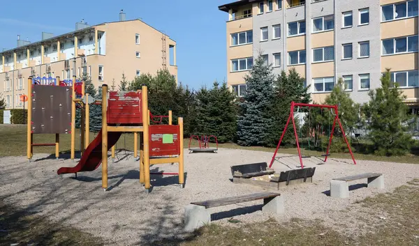 Standart yerleşim yerlerinin yakınındaki kamusal alan.