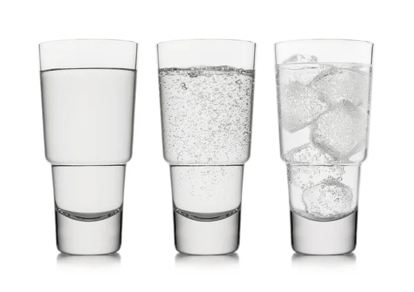 豪华的玻璃杯 清澈晶莹的水 雪白的 — 图库照片