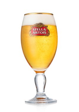 LONDON, İngiltere - 10 AĞUSTOS 2022: Stella Artois orijinal bardakta köpüklü ve köpüklü bira.