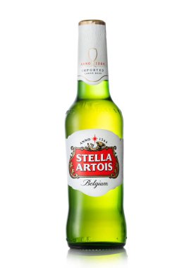 LONDON, İngiltere - 30 Haziran 2022: Stella Artois beyaz üzerine cam şişe bira.