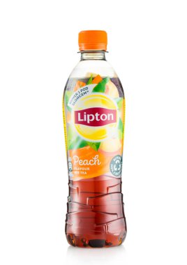 LONDON, İngiltere - Mayıs 05, 2022: Beyaz şeftali aromalı bir şişe Lipton buzlu çayı.