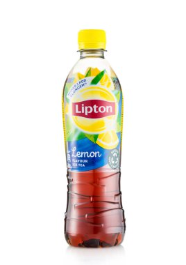 LONDON, İngiltere - 22 Mayıs 2022: Lipton siyah buzlu çayı beyaz üzerine limon.