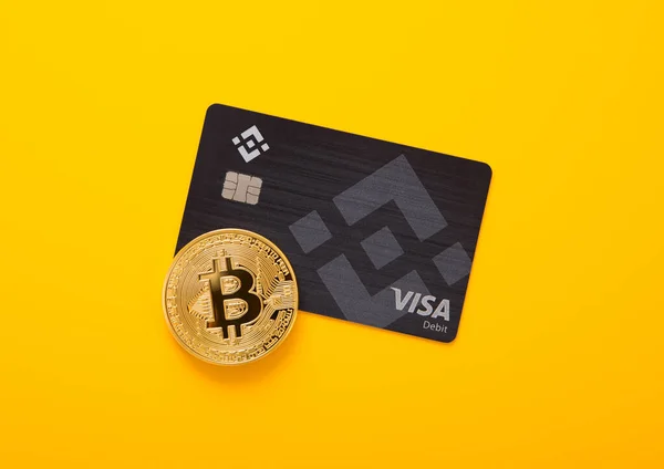 London November 2022 Binance Visa Credit Card Bitcoin Yellow Background — Stock Photo, Image