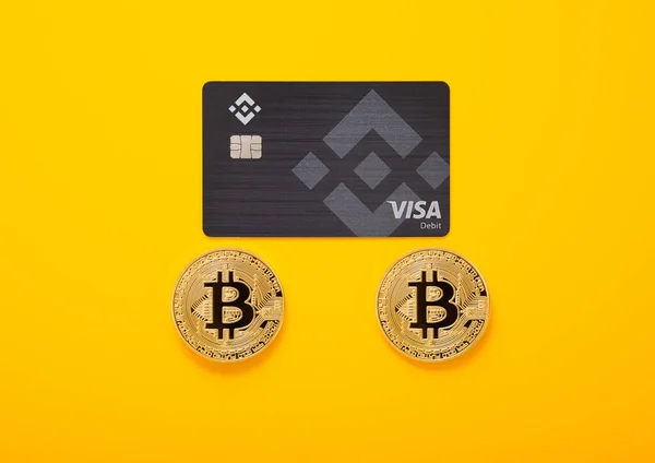 London November 2022 Binance Visa Credit Card Bitcoins Yellow Background — Stock Photo, Image