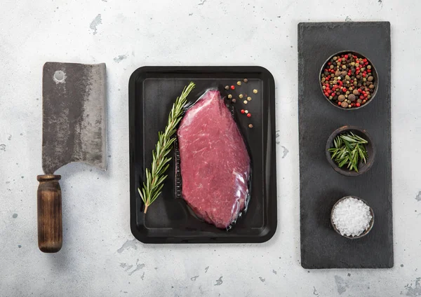 Verse Biologische Rauwe Biefstuk Biefstuk Met Vleeshakmes Rozemarijn Zout Peper — Stockfoto