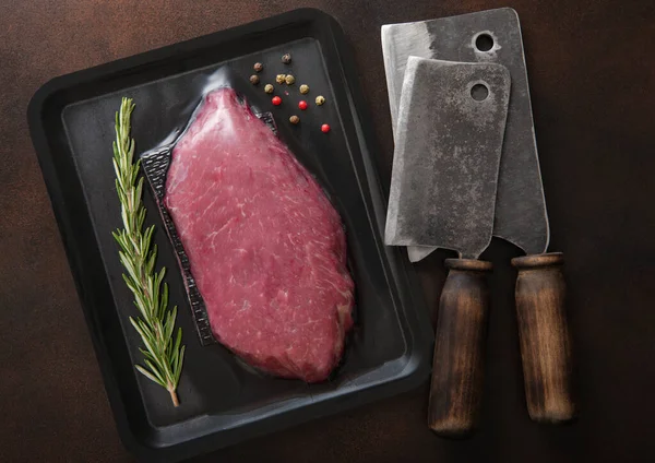 Rauwe Biefstuk Van Rundvlees Vacuümbak Met Vleeshakmessen Donkere Ondergrond Met — Stockfoto