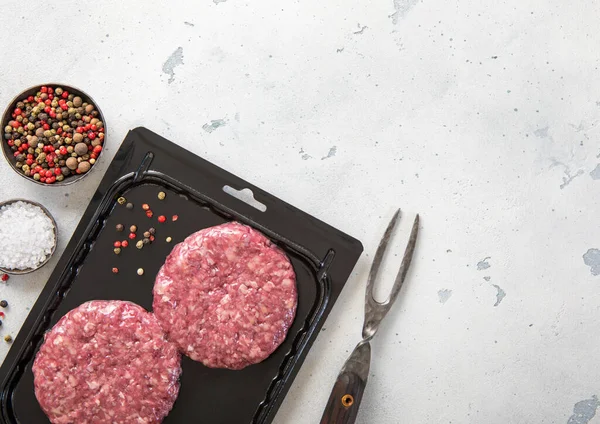 Rindfleisch Frische Rohe Burger Vakuum Tablett Mit Salz Und Pfeffer — Stockfoto