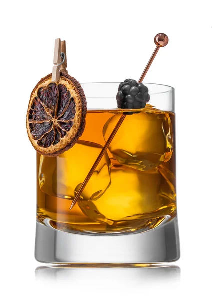 Altmodischer Whiskey Cocktail Mit Trockener Orange Und Brombeere Und Großen — Stockfoto