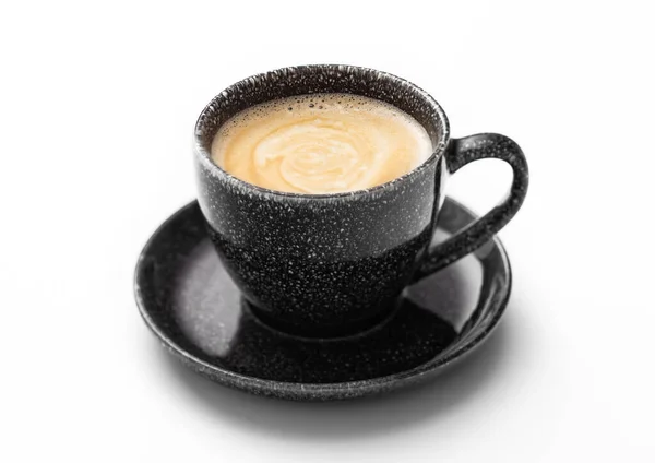 Свежий Сливочный Черный Кофе Черной Чашке Блюдцем Белом — стоковое фото