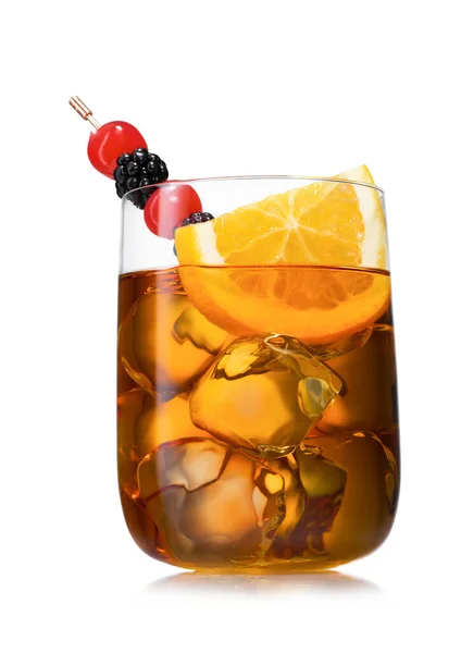 Großes Luxusglas Altmodischer Cocktail Mit Orangenscheibe Kirsche Und Brombeere Auf — Stockfoto