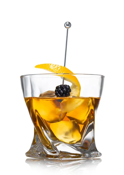 Altmodisches Cocktailglas Mit Eiswürfeln Und Brombeere Auf Noch Pflückendem Weiß — Stockfoto