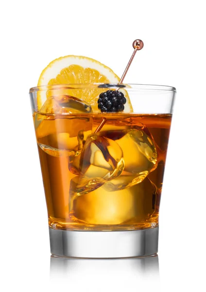 Glas Altmodischer Cocktail Mit Eiswürfeln Und Brombeere Mit Orange Auf — Stockfoto