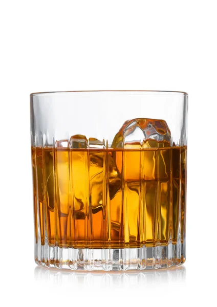 Cristal Vieux Verre Avec Whisky Glaçons Sur Blanc — Photo