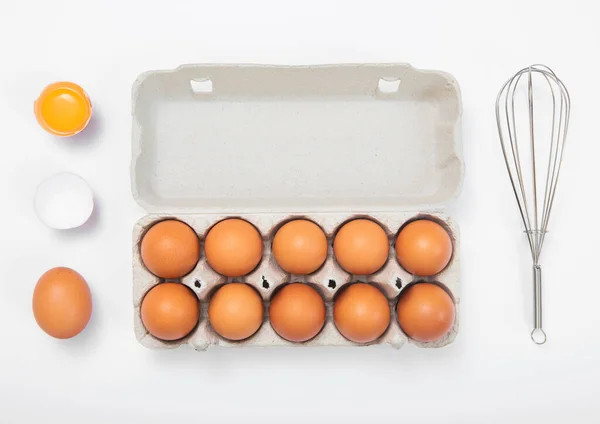 白盘与有机褐色鸡蛋与蛋黄 威士忌和壳白色背景 顶部视图 — 图库照片