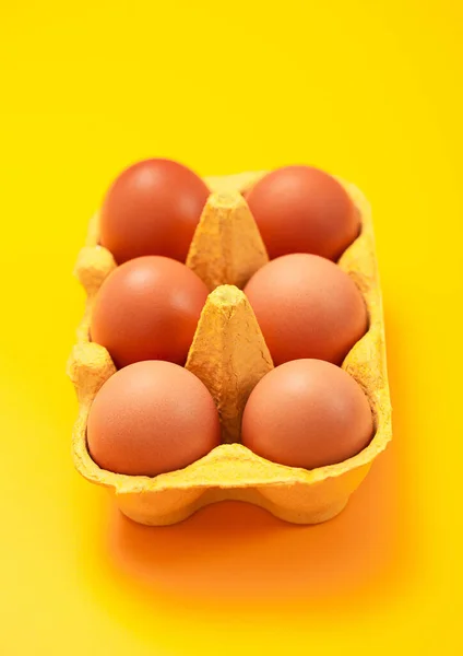 Bruine Rauwe Biologische Eieren Papieren Dienblad Gele Achtergrond — Stockfoto