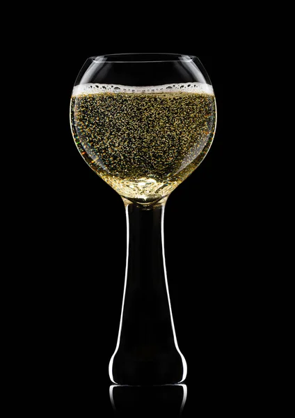 Ballonförmiges Glas Feinen Gelben Champagner Auf Schwarz — Stockfoto