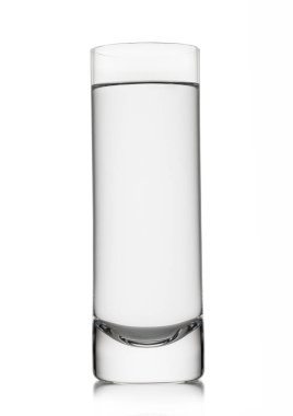 Maden, beyaz bardakta viski bardağında durgun..