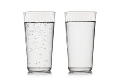 Durgun ve köpüklü maden suyu..