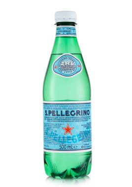 LONDON, İngiltere - Mayıs 02, 2022: San Pellegrino karbonatlı maden suyu plastik şişede beyaz.