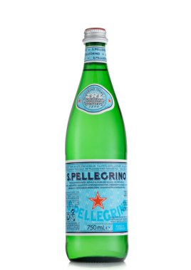 LONDON, İngiltere - 28 Mayıs 2022: Beyaz üzerine San Pellegrino doğal maden suyu.