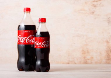 Londra, İngiltere - 03 Ağustos 2018: Ahşap üzerinde Orijinal Coca Cola meşrubat plastik şişe. Dünyanın en popüler içkisi