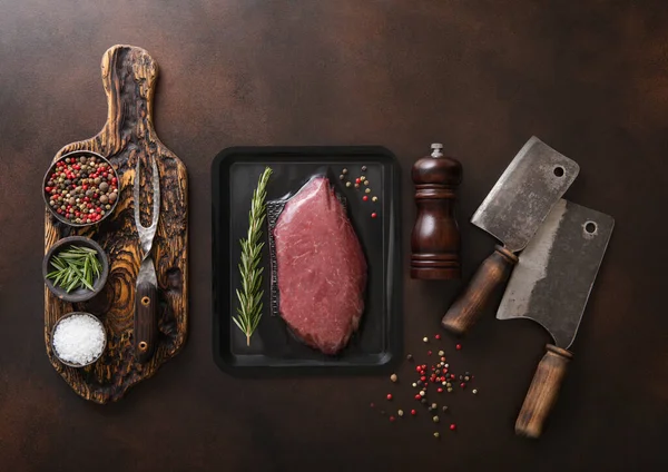 Chopping Board Salt Pepper Rosemary Raw Beef Fillet Sirloin Steak — 图库照片
