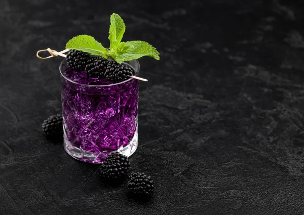 Blackberry Refreshing Summer Cocktail Glass Ice Mint Black Background Raw — Foto de Stock