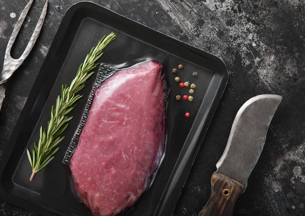 Rauwe Biefstuk Van Rundvlees Vacuümbak Met Barbecue Vork Mes Zwarte — Stockfoto
