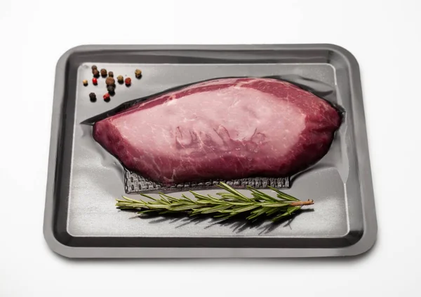 Čerstvý Syrový Hovězí Steak Zapečetěný Vakuovém Zásobníku Paprikou Rozmarýnem Bílém — Stock fotografie