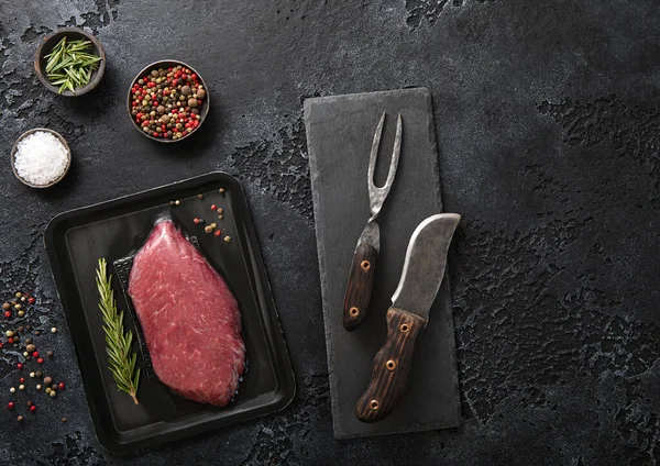 Hovězí Syrový Filet Steak Vakuovém Zásobníku Grilovací Vidličkou Nožem Černém — Stock fotografie