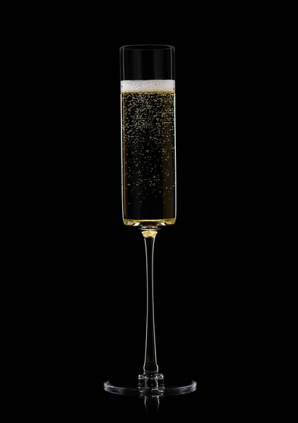 Gelbgoldener Champagner Feinem Kristallglas Mit Blasen Auf Schwarz — Stockfoto