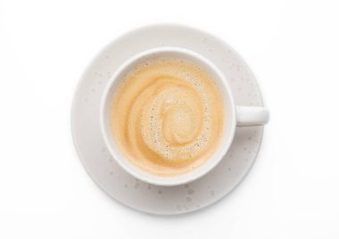 Beyaz arka planda açık porselen fincanda koyu sıcak kremalı kahve. Üst manzara..