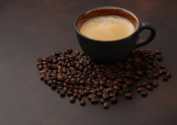 Kahverengi Üzerinde Çiğ Fasulye Olan Büyük Bir Fincan Sade Kahve — Stok fotoğraf