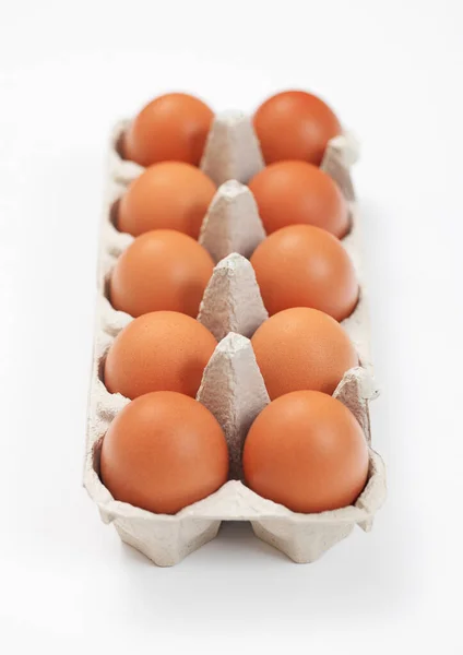 白纸盘子里的生褐色有机鸡蛋 里面有蛋黄 — 图库照片