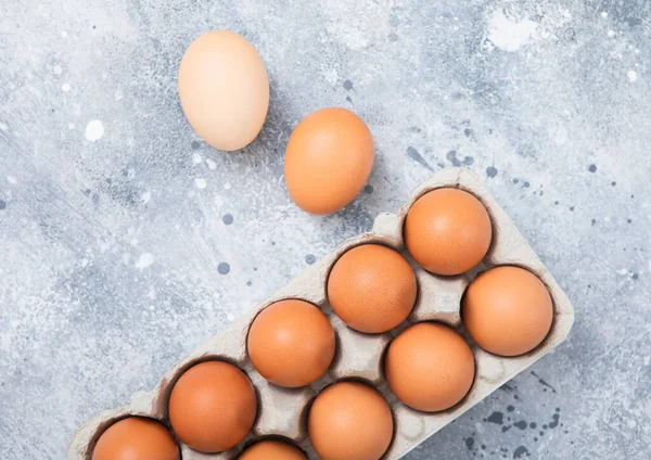 Bruine Rauwe Boeren Eieren Papieren Dienblad Lichte Keukenachtergrond Bovenaanzicht — Stockfoto