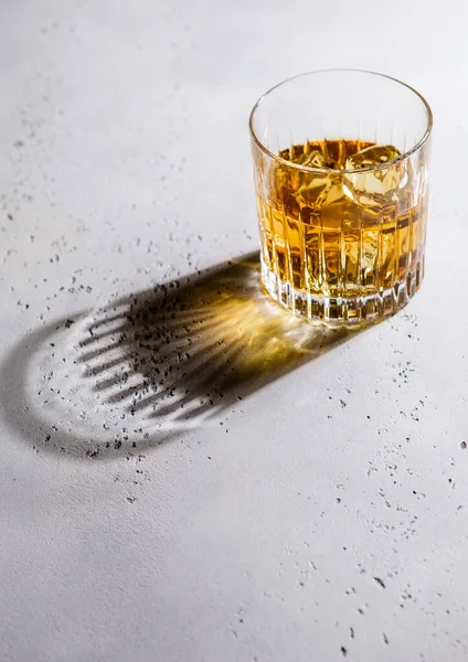 Whiskey Kristallglas Mit Eiswürfeln Und Schwarzem Schatten — Stockfoto
