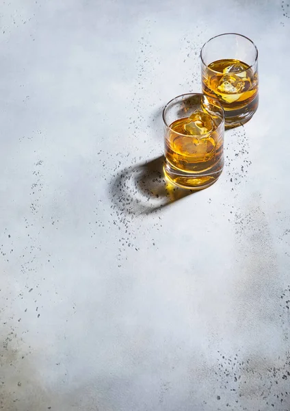 Zwei Whiskeygläser Mit Eiswürfeln Auf Hellem Hintergrund — Stockfoto