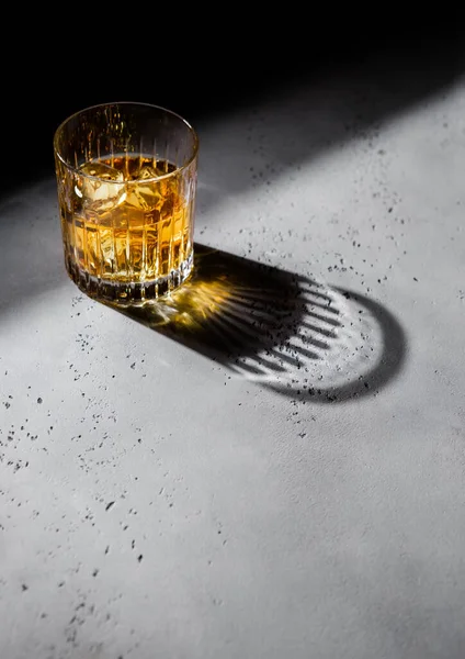 Glas Whisky Mit Eis Und Hartes Licht Mit Schwarzem Schatten — Stockfoto