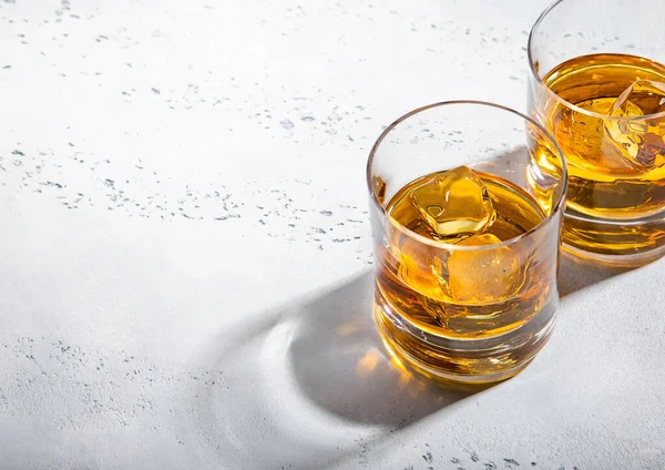 Dos Vasos Whisky Con Cubitos Hielo Sobre Fondo Claro Macro —  Fotos de Stock