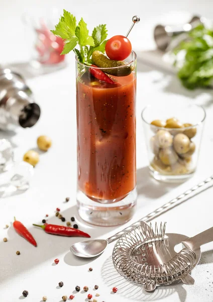 Vodka Tomatensap Bloederige Mary Cocktail Met Lepel Zeef Olijven Bar — Stockfoto