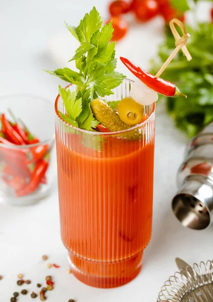 Blutige Marmelade Mit Cocktailsieb Und Roten Paprika Auf Leichtem Brett — Stockfoto