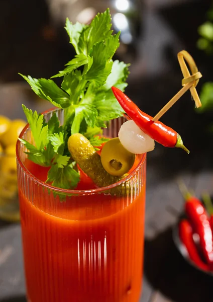 Cocktail Bloederige Mary Wodka Sap Mengen Met Paprika Selderij Donkere — Stockfoto