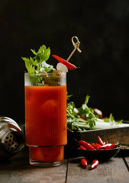 Blutiger Cocktail Mit Roter Paprika Und Sellerie Auf Holzbrett Mit — Stockfoto