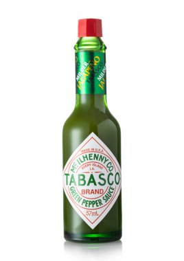 Londra, İngiltere - 22 Mart 2023: Tabasco yeşil biber sosu şişesi beyaz.