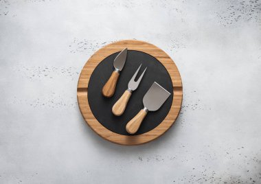 Peynir kesme aletleriyle taş kesme tahtası.