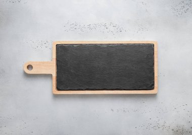 Arka planda taş kesimi mutfak tahtası.