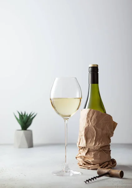 Flaska Vitt Vin Papperspåse Med Öppnare Och Glas Vin Lätt — Stockfoto