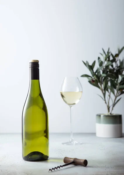 Flasche Und Glas Weißwein Und Korkenzieher Auf Hellem Hintergrund — Stockfoto