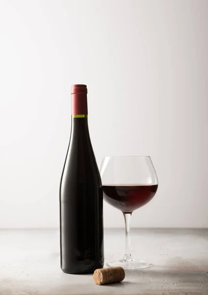 Flasche Und Glas Rotwein Mit Korken Auf Hellem Hintergrund Nahaufnahme — Stockfoto