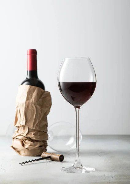 Flasche Wein Einkaufstasche Mit Öffner Und Glas Wein Auf Leuchtpappe — Stockfoto